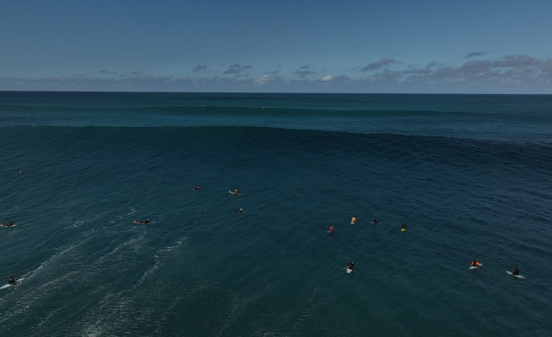 Vagues et surfeurs dans l’océan